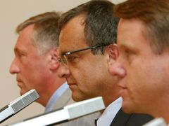 Předsedové Topolánek, Kalousek a Bursík na tiskové konferenci v dobách, kdy ještě existovala trojkoalice.