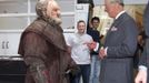 Britain's Prince Charles meets Dori, a dwarf character from The Hobbit, played by Mark Hadlow, during his visit to Weta Workshop in Miramar, Wellington, November 14, 2012. REUTERS/Mark Mitchell/Pool (NEW ZEALAND - Tags: ENTERTAINMENT ROYALS) Published: Lis. 14, 2012, 4:45 dop.