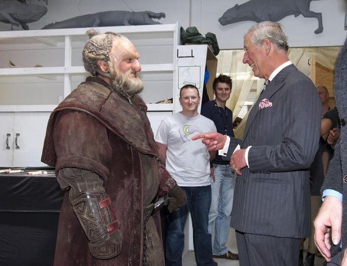 Britain's Prince Charles meets Dori, a dwarf character from The Hobbit, played by Mark Hadlow, during his visit to Weta Workshop in Miramar, Wellington, November 14, 2012. REUTERS/Mark Mitchell/Pool (NEW ZEALAND - Tags: ENTERTAINMENT ROYALS) Published: Lis. 14, 2012, 4:45 dop.