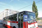 Autobus MHD v Praze 5 srazil chodce, na místě zemřel