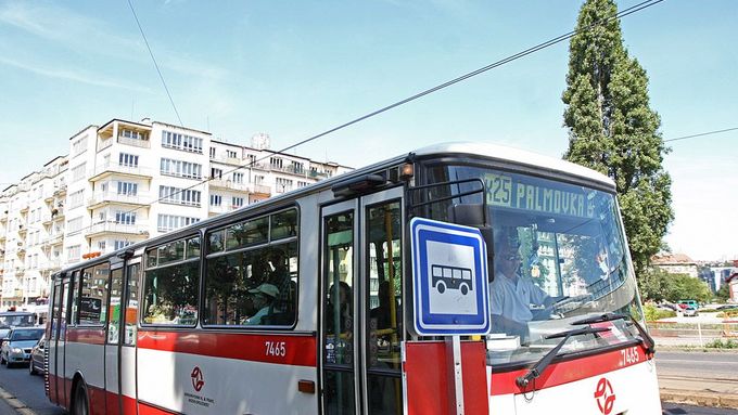 Chodce srazil linkový autobus na pražském Smíchově. Ilustrační foto.