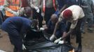 Rescue workers wrap the charred bodies of passengers of a plane that crashed into a neighbourhood in Ishaga district, an outskirt of Nigeria's commercial capital Lagos June 3, 2012. There were no survivors among the 147 people on board a domestic passenger aircraft that crashed in the Nigerian city of Lagos on Sunday, an official of the National Emergency Management Agency (NEMA), told Reuters. REUTERS/Akintunde Akinleye (NIGERIA - Tags: DISASTER TRANSPORT) Published: Čer. 3, 2012, 8:23 odp.