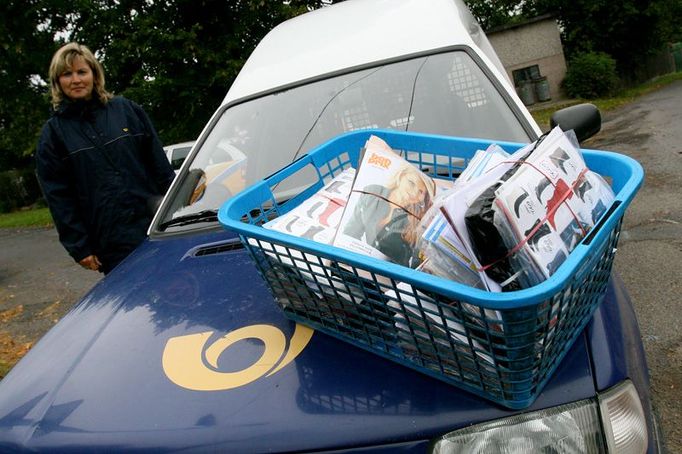 Prádelní koš plný pošty. Každý svazek jedna obsluhovaná obec. Aby si poštu takto nachystaly, přicházejí doručovatelky do práce denně už po páté hodině.