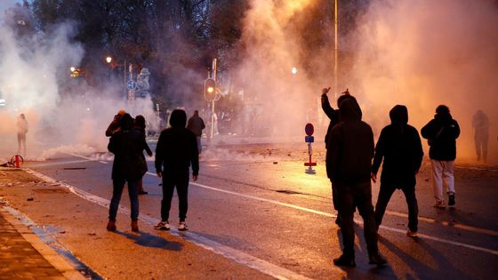 Proti restrikcím i očkování. Demonstrace po celé Evropě se zvrhly v násilnosti