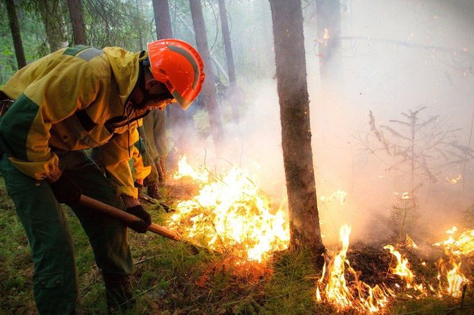 Snímky dokumentující probíhající boj hasičů  s lesními požáry v sibiřské oblasti Ruska. 1. 8. 2019