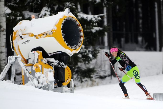 Ve Vysočina Areně testují trať mladí biatlonisté, kteří zde trénují.