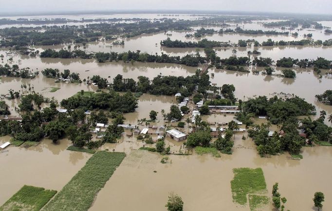 Floodwaters cover areas of the Sonitpur district in the northeastern Indian state of Assam July 1, 2012. Incessant heavy rains in northeast India have caused massive flooding and landslides, killing more than 60 people, local media reported on Sunday. Picture taken July 1, 2012. REUTERS/Stringer (INDIA - Tags: DISASTER ENVIRONMENT) Published: Čec. 2, 2012, 6:29 dop.