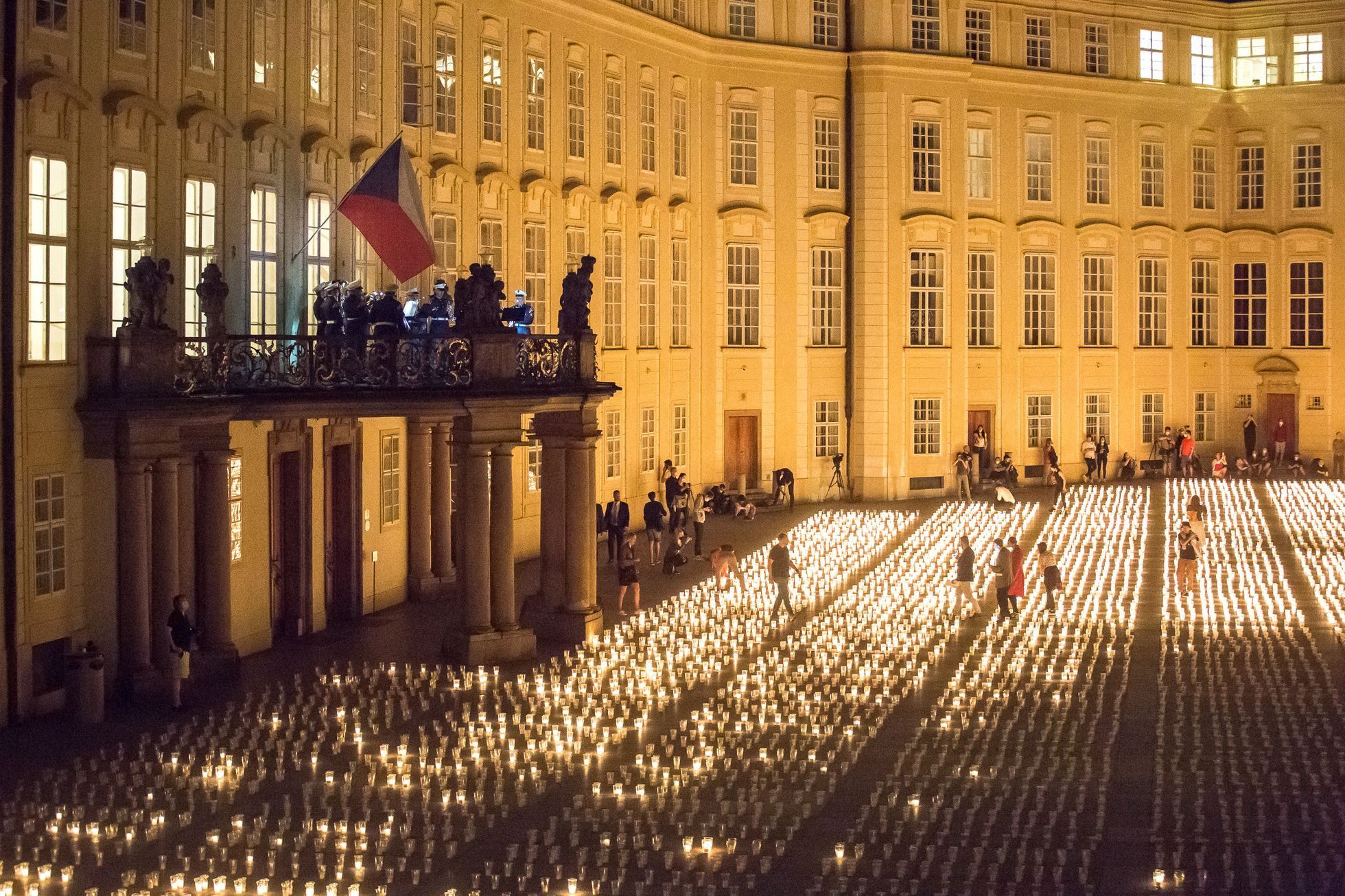 30 tisíc svíček za oběti koronaviru, Pražský hrad, pieta, Miloš Zeman, svíčky, kelímky