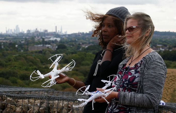 Aktivistky ze skupiny Heathrow Pause na letišti Heathrow