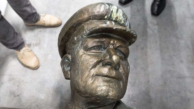 Foto: Tak šel čas se sochou Koněva. Od vztyčení přes protesty až po uložení do skladu