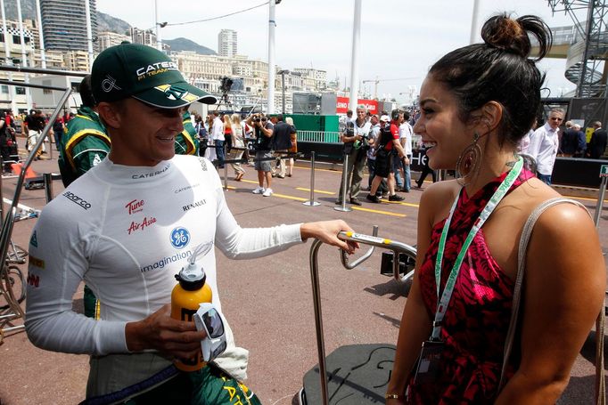 V boxech Caterhamu se objevila americká herečka a zpěvačka Vanessa Hudgensová. Vlevo je Heikki Kovalainen.