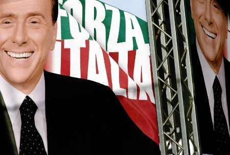 Pravicový politik Silvio Berlusconi na volebním plakátu své strany Forza Italia