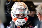 Max Verstappen z Red Bullu při kvalifikaci na VC Abú Zabí F1 2021