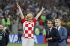 Chorvatská prezidentka ovládla fotbalový šampionát. Letenky si platila sama, fandila i v dešti