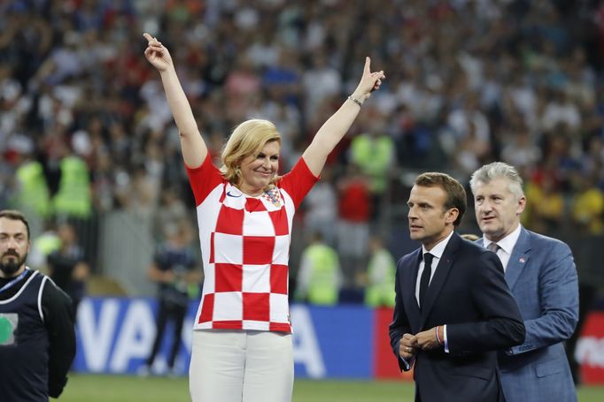 Chorvatská prezidentka Kolinda Grabar-Kitarović při mistrovství světa ve fotbale, na snímku s Macronem