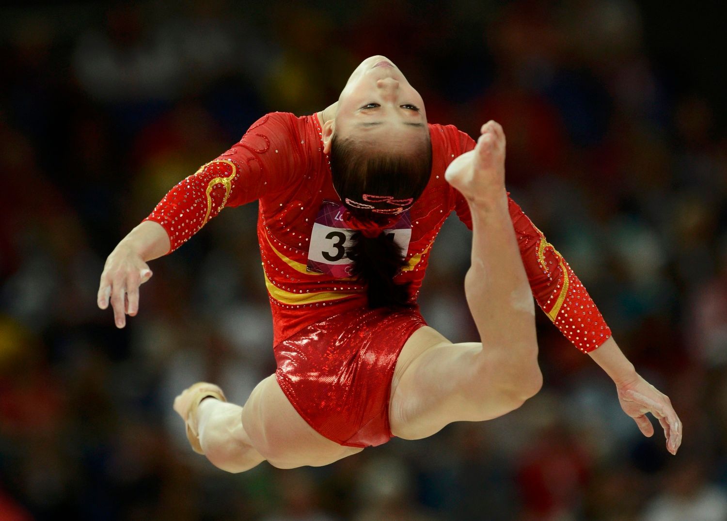 Čínská gymnastka Sui Lu během kvalifikace na OH 2012 v Londýně.