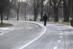 Meteorologové varují před námrazou na silnicích. Na horách teploty ovlivňuje inverze