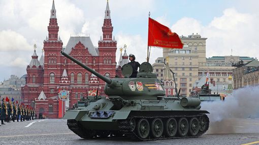 Sovětský tank T-34 na vojenské přehlídce v Moskvě.