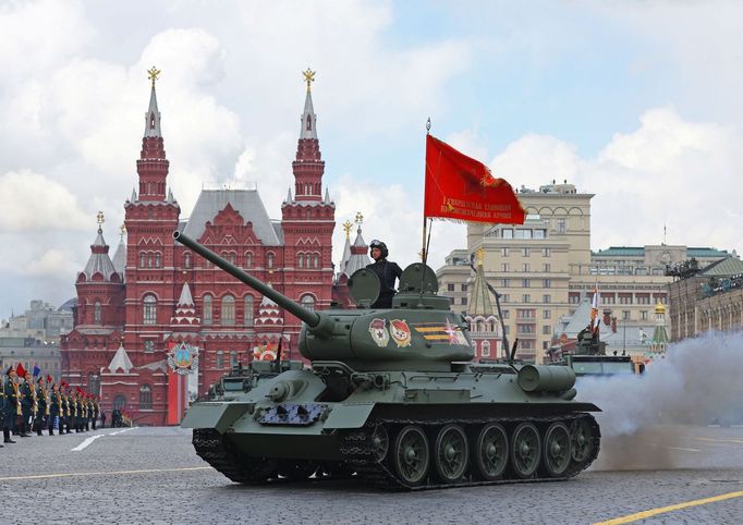 Sovětský tank T-34 na vojenské přehlídce v Moskvě.