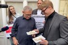"Kolaborante," vyslechl si Zaorálek od spolustraníků. Koalici s komunisty hájí dál