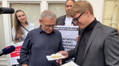 Bývalý člen Mladých sociálních demokratů Jiří Sedlář, který je proti spolupráci SOCDEM se Stačilo!, chtěl předat Lubomíru Zaorálkovi rakvičky se šlehačkou.