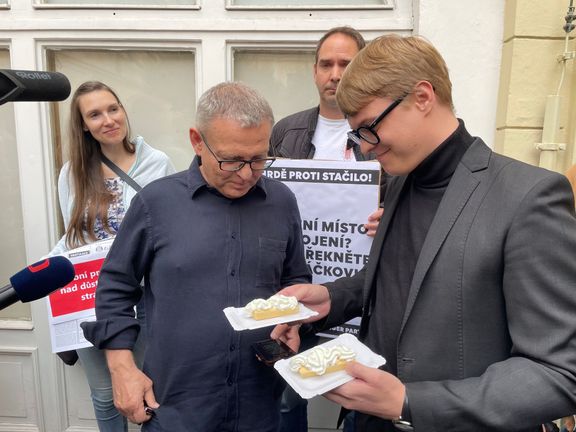 Bývalý člen Mladých sociálních demokratů Jiří Sedlář, který je proti spolupráci SOCDEM se Stačilo!, chtěl předat Lubomíru Zaorálkovi rakvičky se šlehačkou.