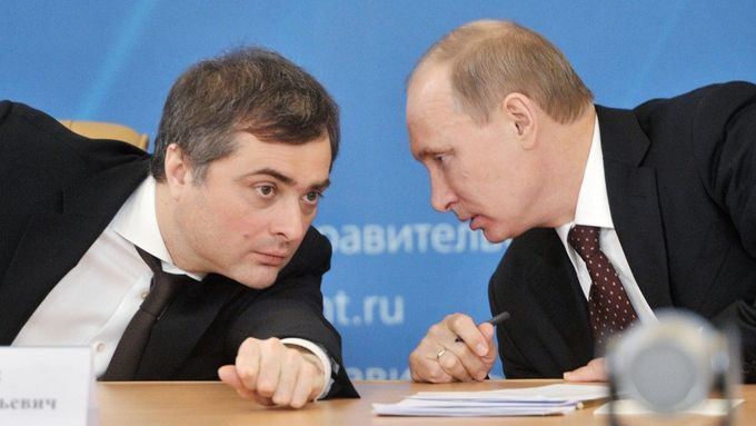 Hrdinu románu inspiroval Vladislav Surkov (vlevo), vlivný poradce Vladimira Putina (vpravo). Na snímku z roku 2012.