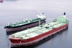 U Haagu se srazily lodě, uniklé palivo moře neohrozí