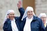 Francouzské řádové sestry zdraví poutníky ve Vatikánu.