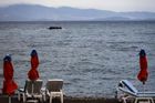 K břehům řeckých ostrovů připlouvají další a další čluny s převážně syrskými uprchlíky, kteří utíkají před válkou.