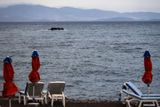 K břehům řeckých ostrovů připlouvají další a další čluny s převážně syrskými uprchlíky, kteří utíkají před válkou.
