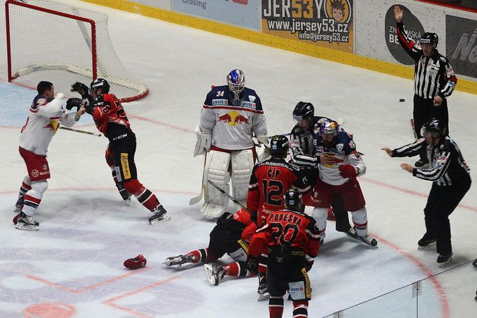 Znojemští hokejisté nedokázali využít podpory vyprodané arény a prohráli doma se Salcburkem 2:6.