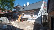 Vrcholí oprava Portmonea, které vyzdobil Josef Váchal.