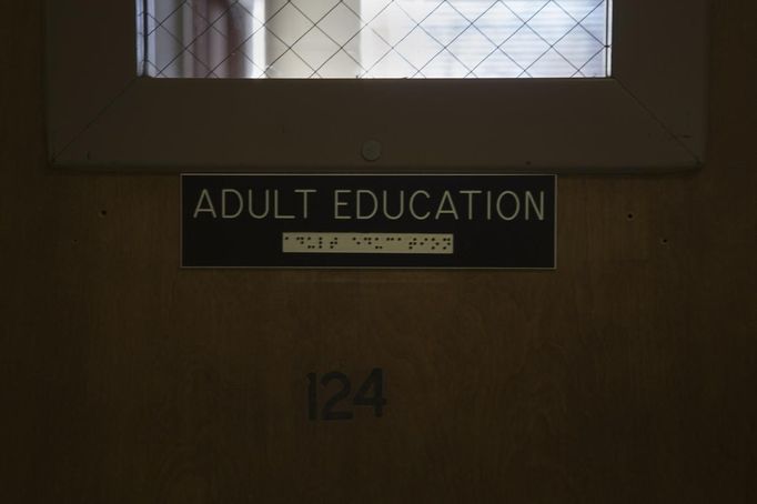 A sign, with Braille, is seen at the entrance to a classroom at the World Services for the Blind (WSB) in Little Rock, Arkansas January 7, 2013. The WSB is a rehabilitation center for the blind or visually impaired which offers life skills and career training programs designed to help those enrolled achieve sustainable independence. Picture taken on January 7, 2013. REUTERS/Gaia Squarci (UNITED STATES - Tags: HEALTH EDUCATION SOCIETY) Published: Dub. 26, 2013, 2:25 odp.