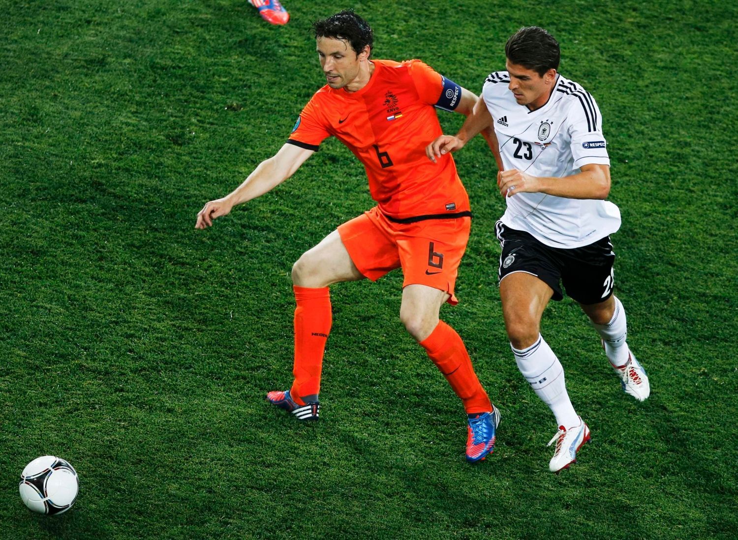 Mark van Bommel a Mario Gómez v utkání Nizozemska s Německem na Euru 2012