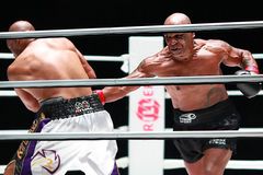 Bitva boxerských legend skončila remízou. Tyson rozdával rány, Jones uctil Kobeho