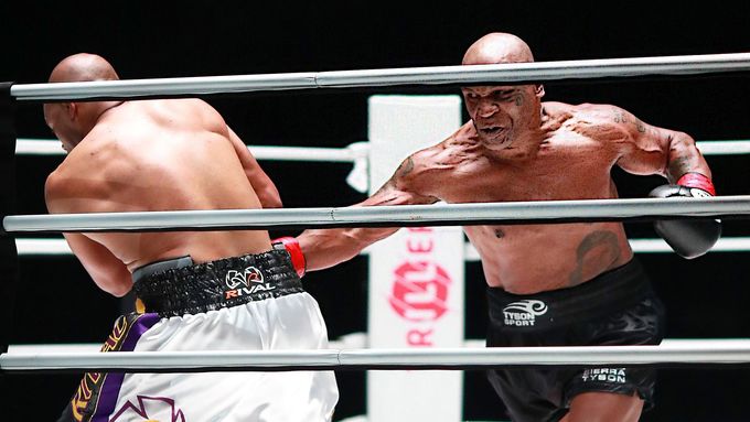 Mike Tyson boxoval v exhibičním zápasu s Royem Jonesem.