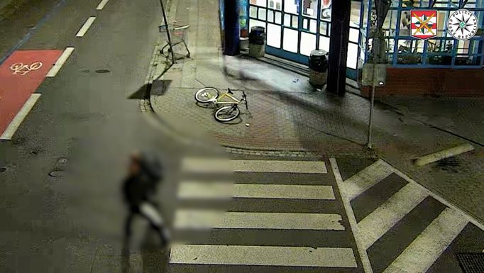 Brněnští kriminalisté objasnili sérii násilných loupeží, které má na svědomí jednatřicetiletý recidivista. Oběti vláčel po zemi a kopal do nich, vše zachytily kamery.