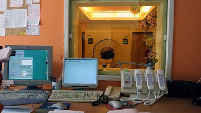 Ostravská fakultní nemocnice čelí dalšímu trestnímu oznámení - kvůli dvěma předraženým počítačovým tomografům. Na policii se obrátil poslanec Jiří Štětina (Úsvit).