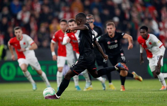 Max Gradel dává z penalty gól na 0:1 v zápase EKL  Slavia Praha - Sivasspor