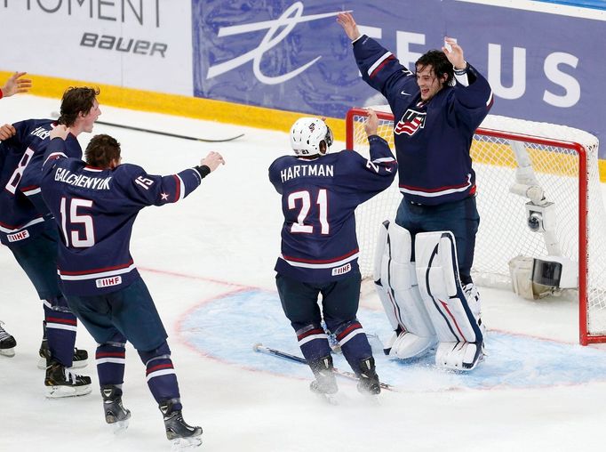 Alex Galchenyuk vyhrál zlato na mistrovství světa juniorů 2013. Na fotce se raduje s brankářem Johnem Gibsonem a dalšími parťáky Ryanem Hartmanem a Jacobem Troubou.