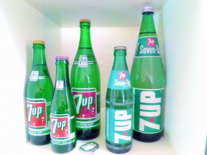 Láhve s nápojem 7Up.