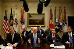Trump naslouchá neoficiálním poradcům, spoléhá na jejich rady. Řádní poradci jsou nervozní