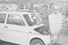 Fiat 126p trápila mimo jiné koroze, záruka na díly přitom byla jen rok a na práci půl roku. Kdo tedy problém nevyřešil hned, pak musel často svépomocí. Na snímku vidíte jednu ze zaměstnankyň automobilky FSM při lakování - ani to nebylo, především u některých barev, úplně ukázkové.