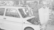 Fiat 126p trápila mimo jiné koroze, záruka na díly přitom byla jen rok a na práci půl roku. Kdo tedy problém nevyřešil hned, pak musel často svépomocí. Na snímku vidíte jednu ze zaměstnankyň automobilky FSM při lakování - ani to nebylo, především u některých barev, úplně ukázkové.