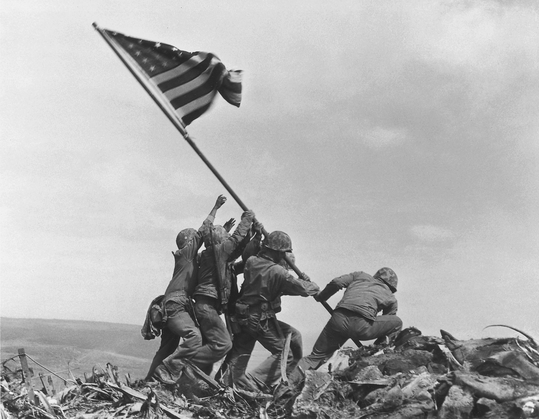 Vztyčování americké vlajky na hoře Suribachi v Japonksu v roce 1945