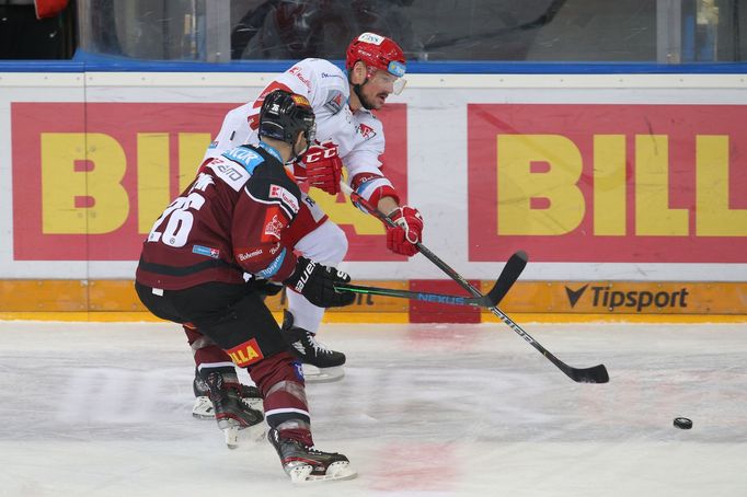 10. kolo hokejové extraligy 2020/21, Sparta - Třinec: Vladimír Dravecký a Michal Řepík.
