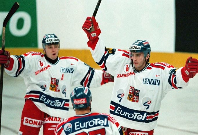 Miroslav Hlinka slaví první gól za český tým (vlevo David Výborný).