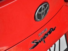 V komiksovém stylu se nese i nápis Supra na zádi auta.