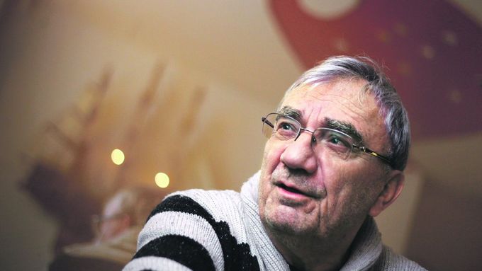 Spisovatel, scenárista a lékař Ladislav Pecháček pochází z rodiny poštmistra, narodil se 6. prosince 1940 v Litomyšli a v sobotu oslaví 85. narozeniny.